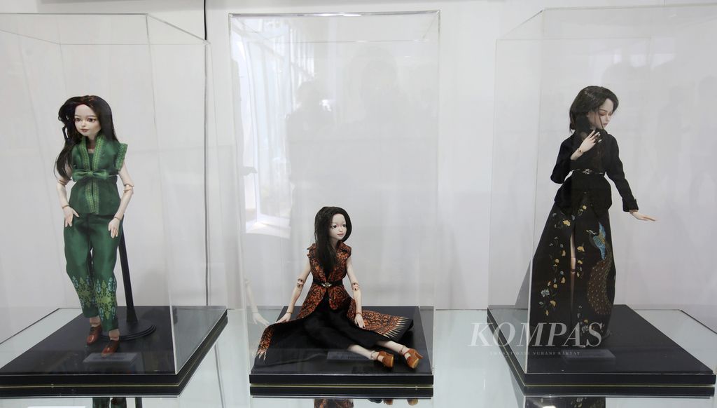 Baju desain Denny Wirawan yang dikenakan boneka porselen Aruna in Zrikandi karya Putu Arya dalam ajang Art Jakarta Garden di Hutan Kota by Plataran Senayan, Jakarta, Sabtu (9/4/2022). 