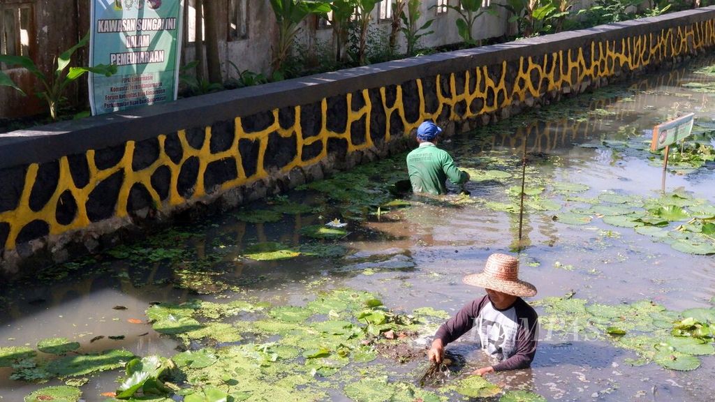 Warga dari Komunitas Masyarakat Peduli Sungai (Melingai) membersihkan Sungai Taluk Kubur di Kelurahan Alalak Utara, Kecamatan Banjarmasin Utara, Kota Banjarmasin, Kalimantan Selatan, Sabtu (7/8/2021). 