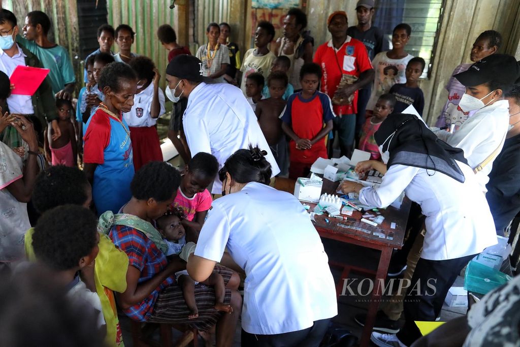 Petugas Puskesmas Distrik Sawaerma, Asmat, Papua, sedang melaksanakan tes malaria terhadap anak-anak di Kampung Er, Rabu (13/10/2021). Malaria menjadi salah satu penyakit yang banyak diidap oleh warga Asmat, selain diare, pneumonia, dan gizi buruk. 