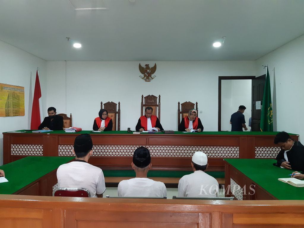 Suasana sidang vonis di Pengadilan Negeri Klas 1A, Bekasi, Jawa Barat, Rabu (1/11/2023). Ketiga terdakwa divonis hukuman pidana penjara seumur hidup. Mereka terbukti melakukan pembunuhan berencana terhadap keluarganya sendiri. 