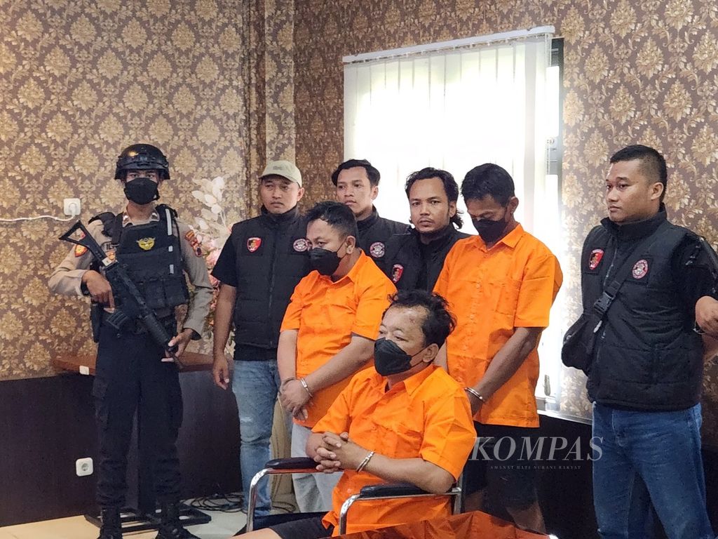 Para tersangka dalam kasus penembakan yang menewaskan seorang anggota ormas dihadirkan dalam jumpa pers di Polres Karanganyar, Jawa Tengah, Kamis (1/2/2024). Ketiga pelaku berinisial S, DE, dan P. S (duduk) adalah pelaku utama yang melakukan penembakan.
