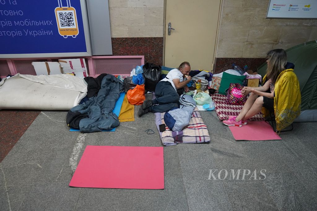 Sejumlah warga terpaksa tinggal di sebuah stasiun kereta bawah tanah (metro) di Kharkiv, Ukraina, Rabu (6/7/2022). Mereka mengungsi dari tempat tinggal mereka ke stasiun bawah tanah karena merasa tidak aman dengan situasi Kharkiv yang selalu diserang rudal dan artileri hampir setiap hari. Sebagian warga terpaksa mengungsi karena tempat tinggalnya sudah hancur dibom. 