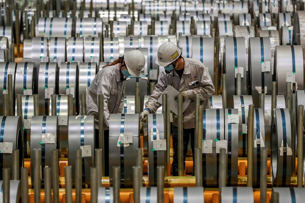 Pekerja memeriksa gulungan aluminium di sebuah pabrik di Wuhan, Provinsi Hubei, China, Sabtu (8/5/2021) AFP/STR