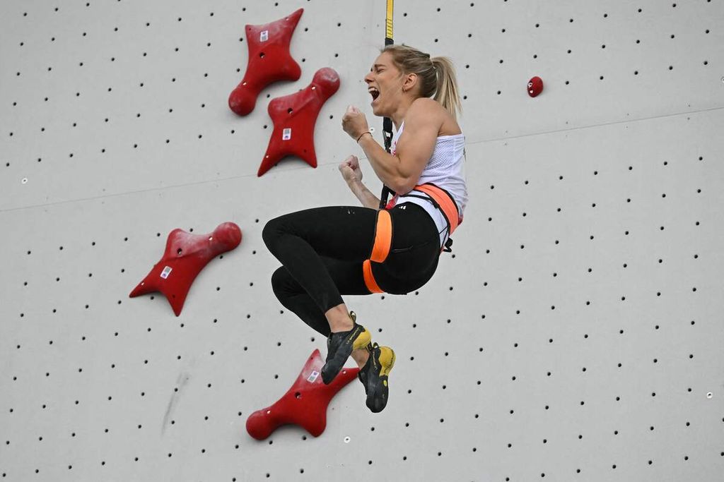 Atlet Polandia Aleksandra Miroslaw merayakan keberhasilannya meraih medali emas cabang panjat tebing nomor speed putri pada Olimpiade Paris 2024 di Le Bourget Sport Climbing Venue, Saint-Denis, Perancis, Rabu (7/8/2024).