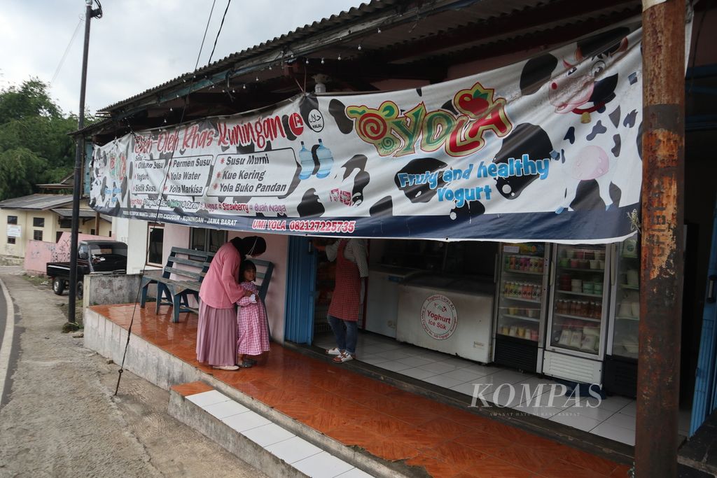Suasana Toko Yola Yoghurt, di Cigugur, Kabupaten Kuningan, Jawa Barat, Rabu (2/3/2022). Toko itu mengolah susu dari sapi peternak menjadi permen hingga yoghurt.