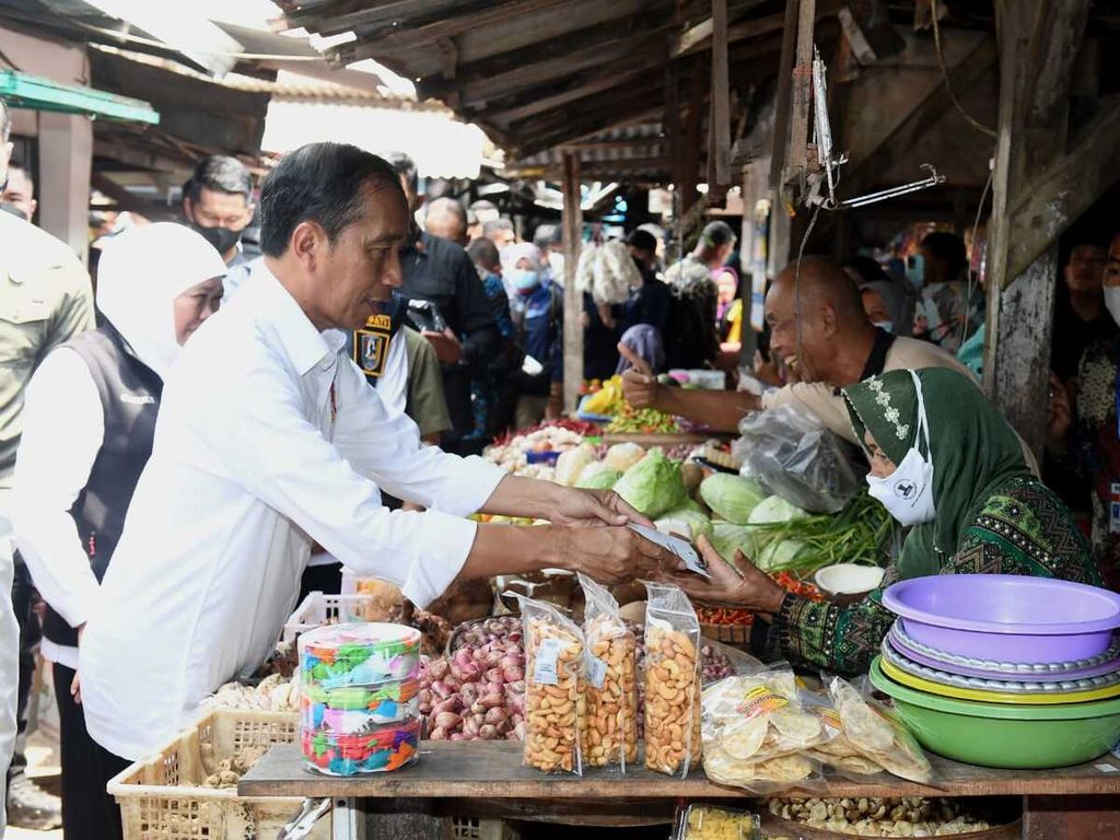 Presiden Joko Widodo bersama Nyonya Iriana mengecek langsung harga komoditas pangan di Pasar Sambonggede, Kabupaten Tuban, Jawa Timur, Kamis (6/4/2023).