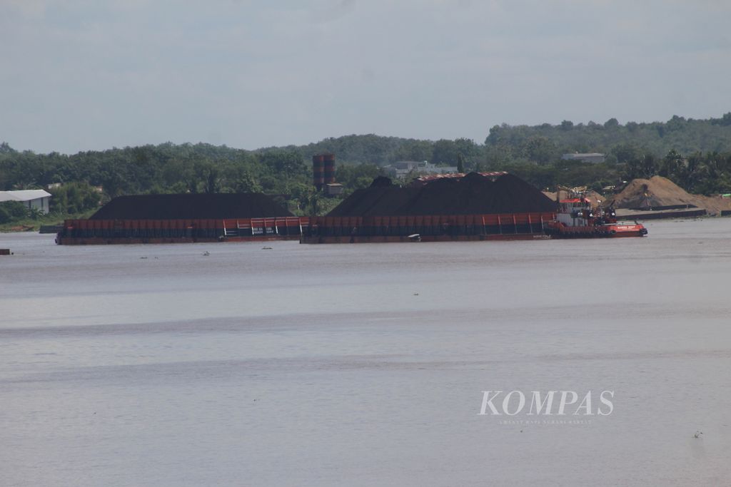 A fleet of coal barges is seen on the flow of Musi River in Palembang, South Sumatra, on Saturday (5/13/2023). Coal is one of the leading commodities that drives the economy in South Sumatra. However, downstream processing is still a major obstacle.