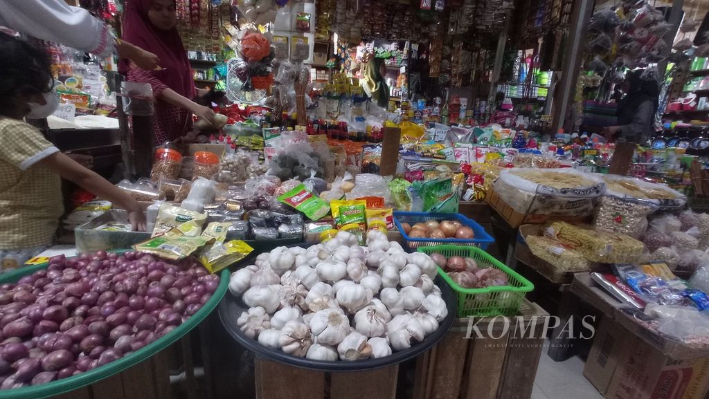Pedagang di Pasar Kahayan, Kota Palangkaraya, Kalimantan Tengah, menjajakan sejumlah dagangannya, Senin (12/9/2022). 