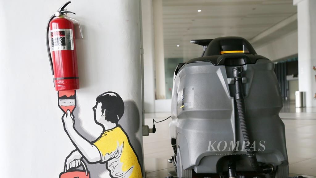 Tabung alat pemadam api ringan (APAR) dimanfaatkan sebagai salah satu bagian seni mural di Terminal 3 Bandara Soekarno-Hatta, Tangerang, Banten, Senin (19/11/2018). Mural-mural itu selain untuk tempat berswafoto bagi penumpang, juga berfungsi untuk mengurangi kesan seram dari alat pemadam kebakaran yang tersebar di berbagai lokasi di Terminal 3.
