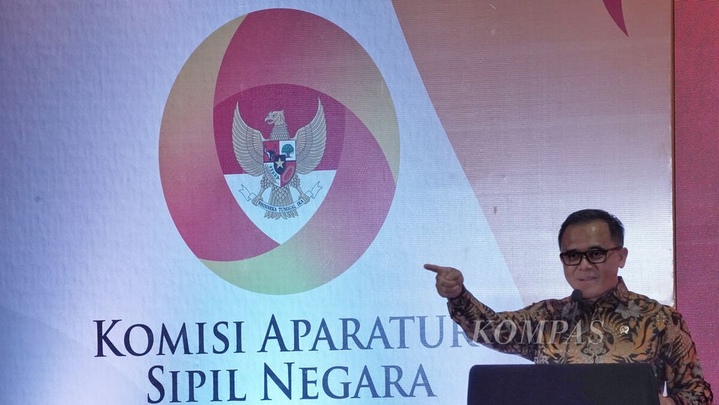 Menteri Pendayagunaan Aparatur Negara dan Reformasi Birokrasi (PAN-RB) Abdullah Azwar Anas saat menyampaikan pidato sambutannya dalam acara Refleksi 9 Tahun Komisi Aparatur Sipil Negara dan Resolusi Tahun 2023 di Kantor Komisi Aparatur Sipil Negara, Jakarta, Senin (16/1/2023). 