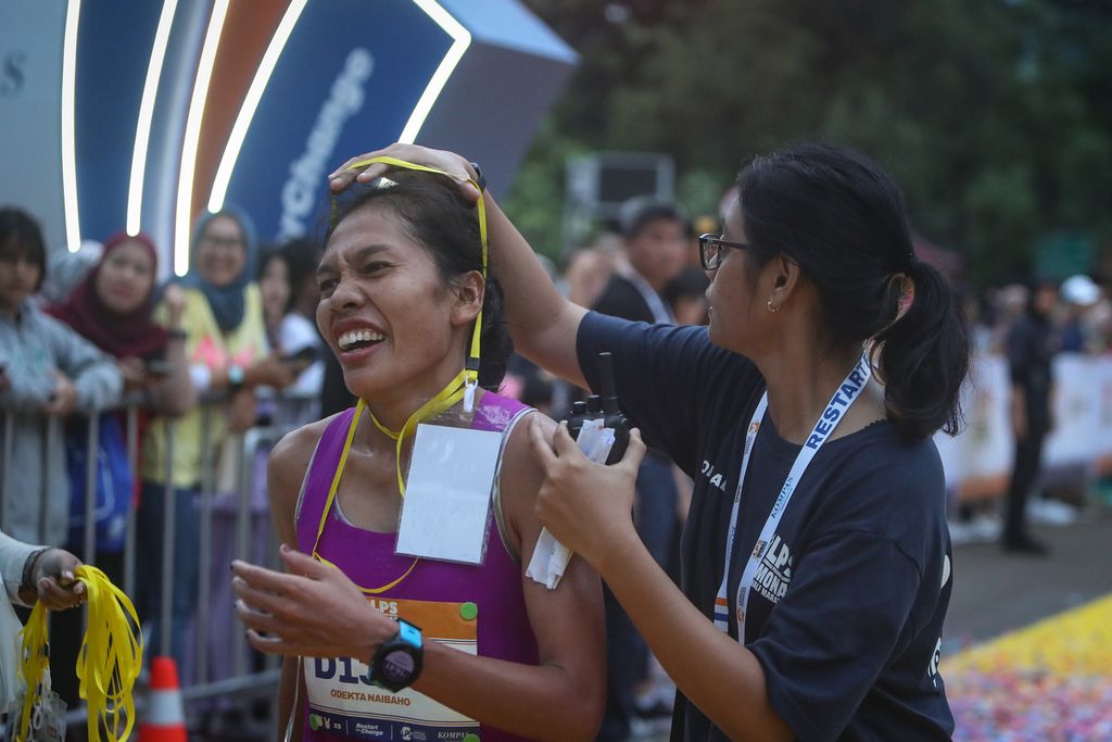 Pelari nasional Indonesia, Odekta Elvina Naibaho, sampai di garis finis dalam ajang LPS Monas Half Marathon di Istora Senayan, Jakarta, Minggu (2/7/2023).