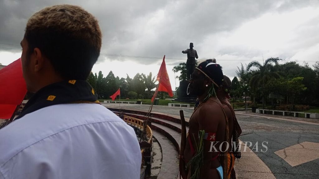 Di bawah Tugu Soekarno, mahasiswa dari berbagai latar belakang dan daerah berkumpul untuk menyerukan dukungan terhadap masyarakat adat di Indonesia yang selama ini masih dipinggirkan,. Aksi itu mereka laksanakan di Tugu Soekarno, Sabtu (25/3/2023).