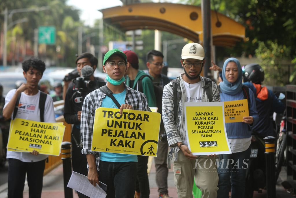 Sejumlah aktivis Koalisi Pejalan Kaki menggelar aksi di trotoar kawasan Gambir, Jakarta Pusat, akhir Januari 2020. Dalam aksi memperingati Hari Pejalan Kaki tersebut, mereka di antaranya menuntut pemerintah menjamin keselamatan pejalan kaki.