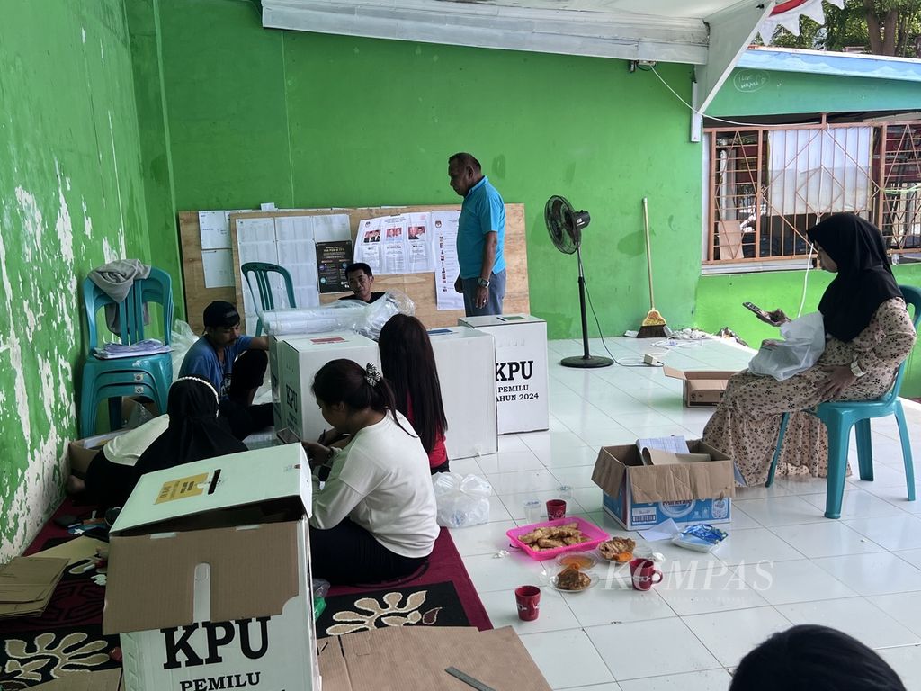 Perugas KPPS di TPS 3 Kelurahan Mappala, Kecamatan Rappocini, Kota Makassar, masih berusaha menyelesaikan rekapitulasi, Kamis (15/2/2024). Kekurangan formulir C Hasil membuat penghitungan terhambat.