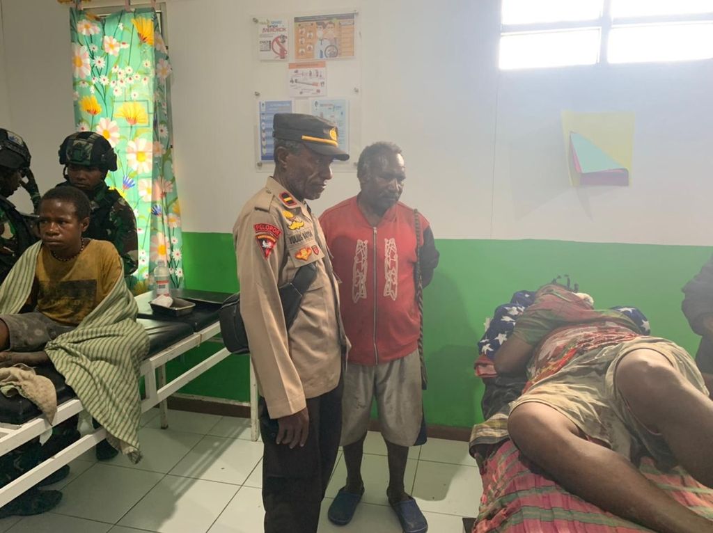 Salah seorang warga yang luka berat akibat serangan kelompok kriminal bersenjata terhadap aparat keamanan di Kampung Agenggen, Distrik Meagabume, Kabupaten Puncak, Papua Tengah, Jumat (3/3/2023).