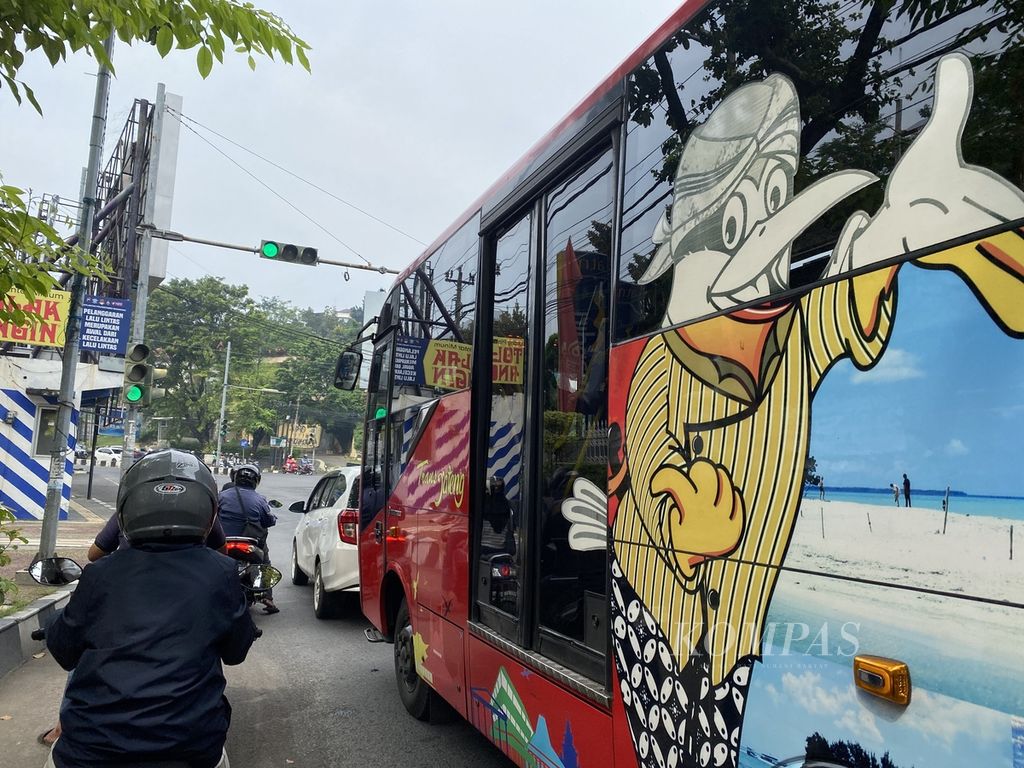 <i>Bus rapid transit</i> (BRT) Trans Jateng melintas di kawasan Randusari, Kecamatan Semarang Selatan, Kota Semarang, Jawa Tengah, Selasa (2/7/2024). 