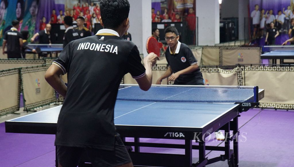 Atlet difabel tengah berlatih tenis meja di HTC Arena, Kabupaten Sukoharjo, Jawa Tengah, Senin (8/5/2023). Itu merupakan persiapan menjelang gelaran ASEAN Paragames 2023 di Kamboja.