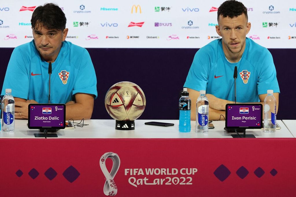 Pelatih Kroasia Zlatko Dalic (kiri) dan pemainnya, Ivan Perisic, memberikan keterangan pers di Qatar National Convention Center di Doha, Qatar, Senin (12/12/2022). Mereka akan menghadapi Argentina pada laga semifinal, Rabu (14/12/2022) dini hari WIB.