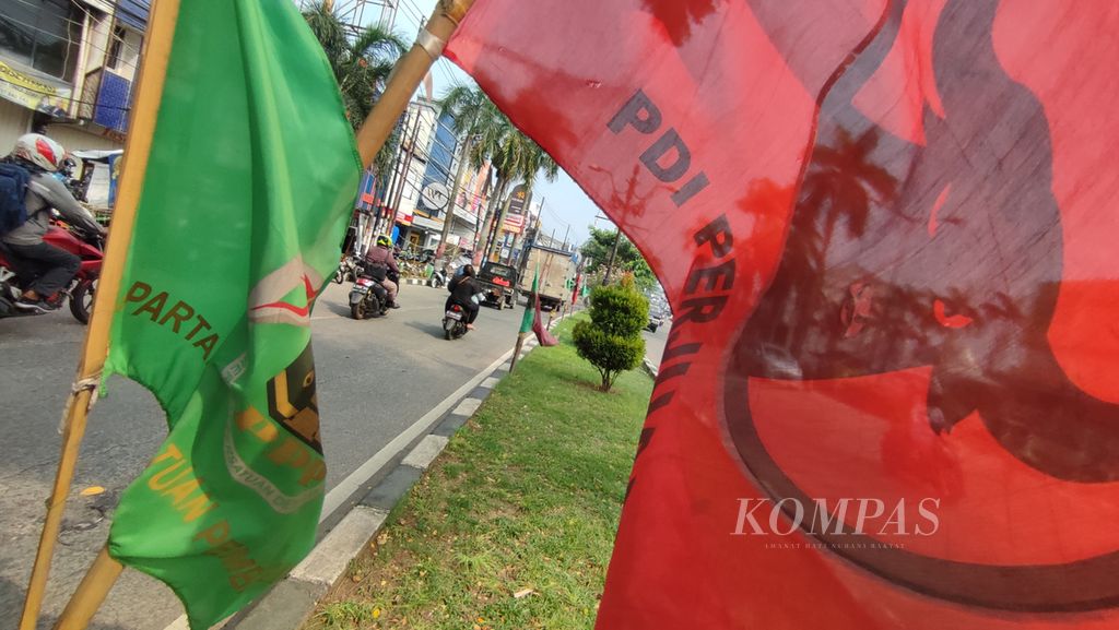 Bendera partai politik dipasang di pinggir Jalan Cinere Raya, Depok, Jawa Barat, Rabu (30/3/2022). Meskipun pemilu masih sekitar 19 bulan lagi, partai politik mulai melakukan pemanasan”, salah satunya dengan memasang atribut partai di tempat umum.
