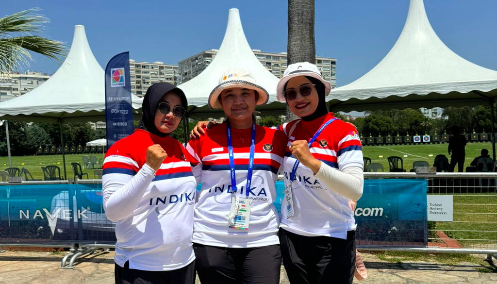 Tim panahan putri Indonesia yang terdiri dari Syifa Nurafifah, Rezza Octavia, dan Diananda Choirunisa berpose setelah memastikan lolos ke Olimpiade Paris 2024 melalui jalur peringkat dunia, Kamis (20/6/2024).