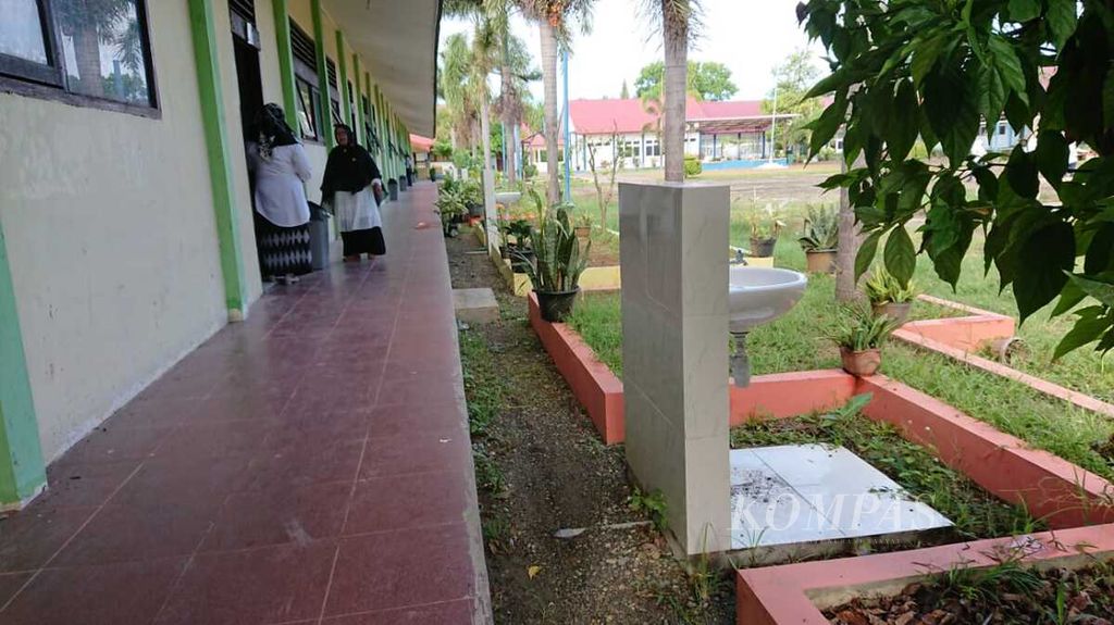 Tempat cuci tangan yang dibangun menggunakan dana penanganan Covid-19 oleh Pemprov Aceh di SMAN 1 Krueng Barona Jaya, Aceh Besar, Provinsi Aceh, Rabu (9/3/2022), tidak berfungsi. 