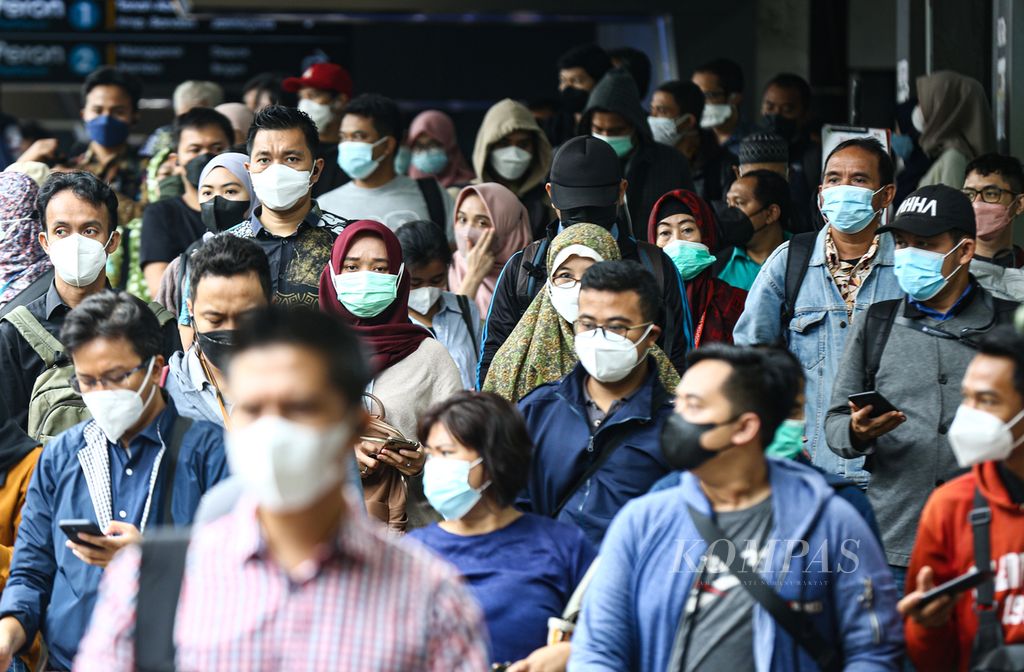 Para pekerja berhamburan keluar dari Stasiun Sudirman, Jakarta Pusat, menuju tempat kerja masing-masing, Jumat (19/11/2021). Tidak sedikit pekerja di Jakarta adalah generasi <i>sandwich, </i>yaitu mereka yang harus bekerja untuk menghidupi keluarga dan di waktu bersamaan harus menopang ekonomi orangtua.