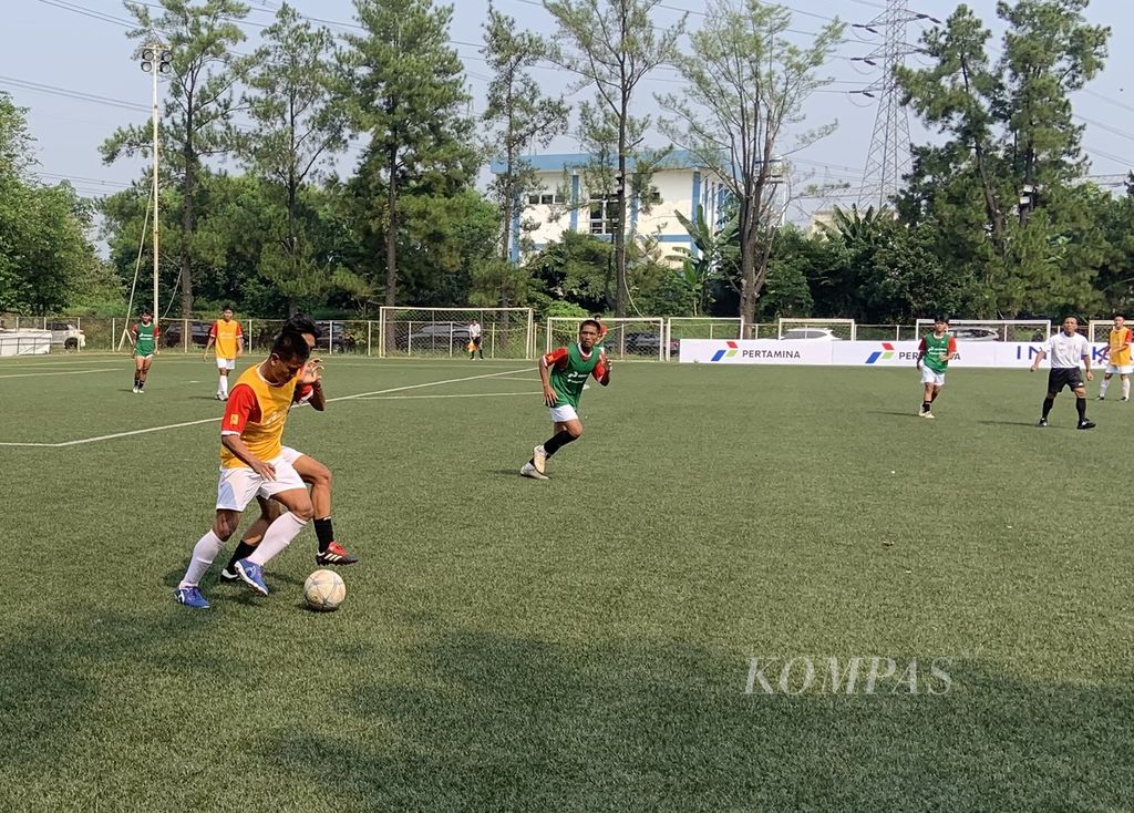 A soccer player participating in the selection for the U-17 Indonesia team for the World Cup projection tries to protect the ball from being chased by opponents in an internal game at the Persija Training Ground, Bojongsari, Depok City, West Java, Saturday (22/7/2023).