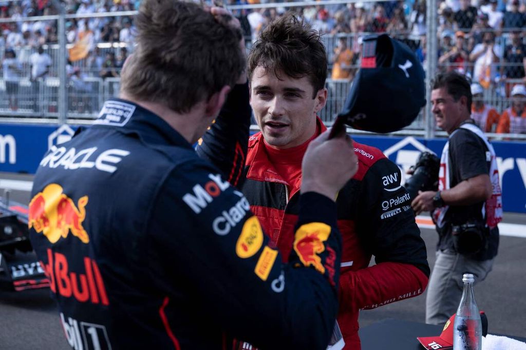 Pebalap Ferrari, Charles Leclerc (kanan), berbincang dengan rivalnya, Max Verstappen (Red Bull), seusai sesi kualifikasi balapan Formula 1 seri Miami di Amerika Serikat, Minggu (8/5/2022) dini hari WIB. 