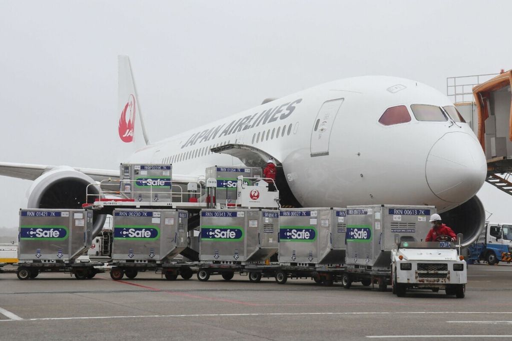 Kargo berisi vaksin AstraZeneca tengah dimuat ke dalam pesawat maskapai penerbangan Japan Airlines di Bandar Udara Narita, Jepang, Jumat (04/06/2021). 