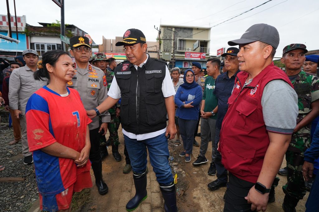 Penjabat Gubernur Sulsel Bahtiar Baharuddin menemui pengungsi banjir bandang di Siwa, Wajo, Sulawesi Selatan, Minggu (5/5/2024).
