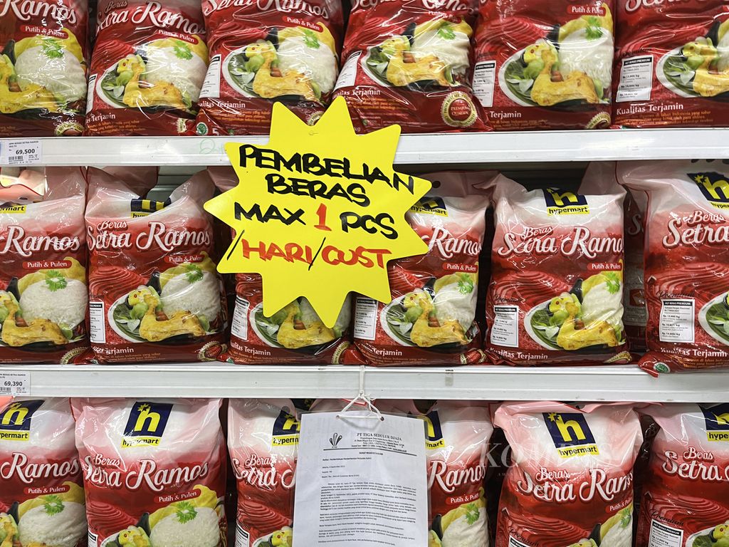 Pemberitahuan mengenai pembatasan jumlah pembelian terhadap beras kualitas premium di sebuah supermarket ritel di kawasan Kreo, Kota Tangerang, Banten, Minggu (18/2/2024). Penjualan beras premium di supermarket tersebut dibatasi satu kantong beras berat 5 kilogram bagi setiap pengunjung.