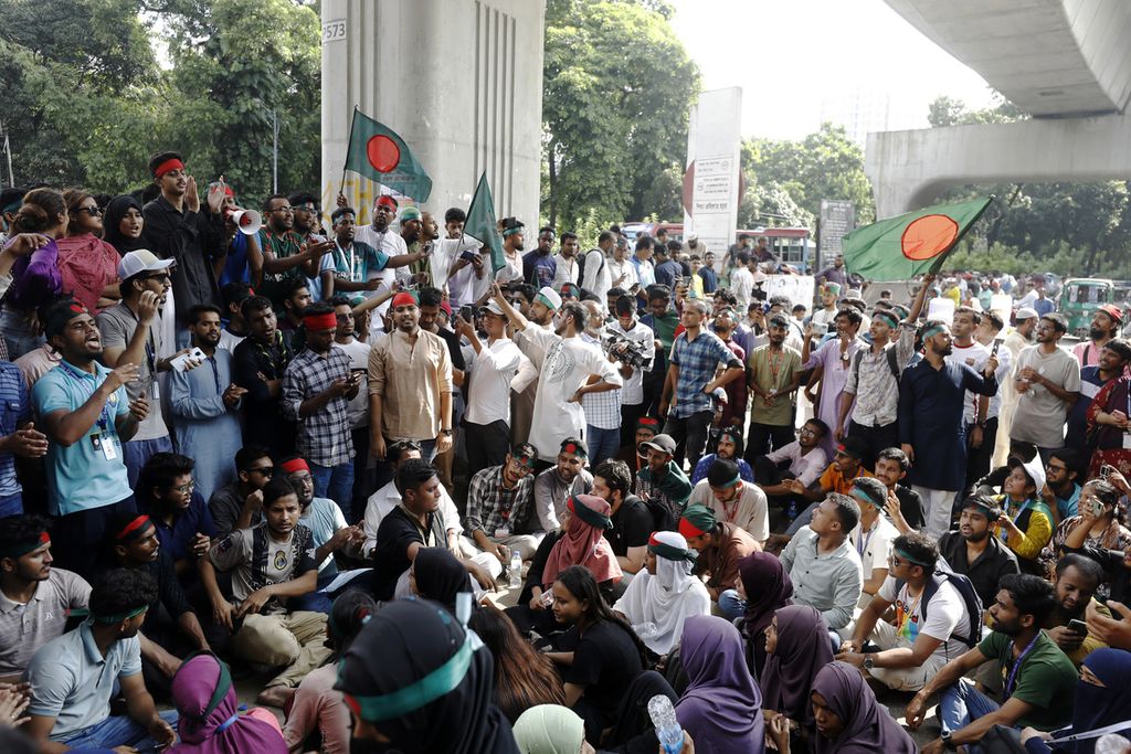 Para mahasiswa meneriakkan slogan-slogan saat menuntut Kepala Hakim Bangladesh Obaidul Hassan dan sejumlah hakim lainnya untuk mundur dalam unjuk rasa di Dhaka, Bangladesh, Sabtu (10/8/2024). 