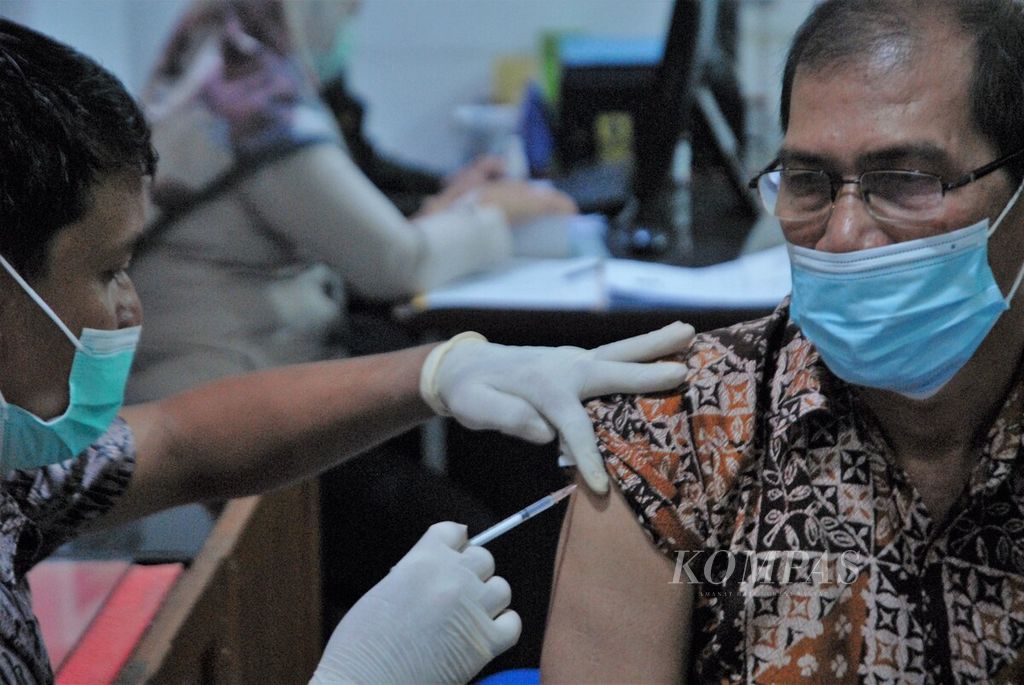 Sebanyak 321 calon jemaah haji di Kota Jambi menerima vaksinasi meningitis di Dinas Kesehatan Kota Jambi, Kamis (12/5/2022). Dalam kesempatan itu, dilakukan pula pemeriksaan kesehatan bagi mereka.