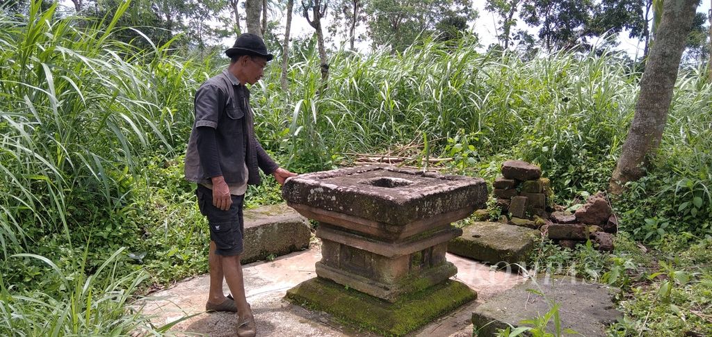 Sebuah yoni terlihat di Situs Srigading, Desa Srigading, Kecamatan Lawang, Kabupaten Malang, Jawa Timur, Senin (7/2/2022), beberapa saat sebelum ekskavasi oleh Balai Pelestarian Cagar Budaya Jawa Timur.