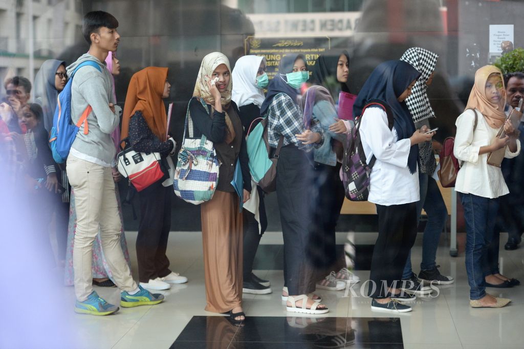Para calon mahasiswa antre masuk ruang ujian mengikuti seleksi ujian mandiri Universitas Negeri Jakarta (UNJ) yang dikenal dengan ujian Penmaba di Kampus UNJ, Rawamangun, Jakarta, Sabtu (15/7/2017). Kegiatan yang digelar selama dua hari tersebut diikuti oleh 24.584 peserta.