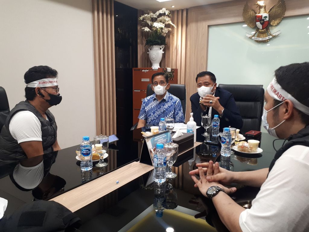 Perwakilan Perkumpulan Komunitas Peduli Konsumen Meikarta (PKPKM) menemui Ketua Komisi V DPR  Lasarus dan anggota Komisi V DPR Bakri di Ruang Rapat Pimpinan Komisi V DPR, Senayan, Jakarta Pusat, Senin (5/12/2022).