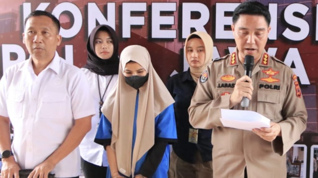 Seorang warga berinisial HSL (baju biru) yang ditangkap penyidik Direktorat Reserse Kriminal Umum Polda Jawa Barat karena menyimpan 29 pucuk senjata api dan 9.673 butir amunisi di rumah kerabatnya di Kabupaten Bandung, Senin (25/3/2024). 