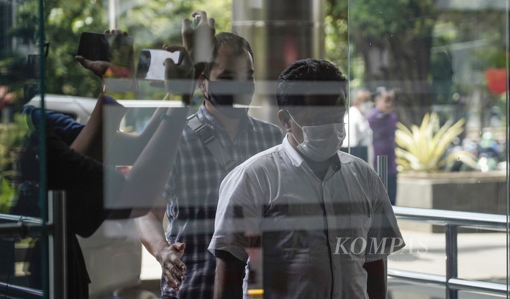 Salah satu orang yang tertangkap bersama Wakil Ketua DPRD Jawa Timur Sahat Tua Simanjuntak tiba di Kantor Komisi Pemberantasan Korupsi (KPK), Jakarta, Kamis (15/12/2022). 