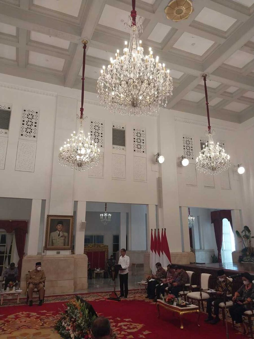 Presiden Joko Widodo saat memberikan arahan dalam pertemuan dengan seluruh kepala daerah secara hibrida, luring dan daring, di Istana Negara, Jakarta, Senin (12/9/2022).