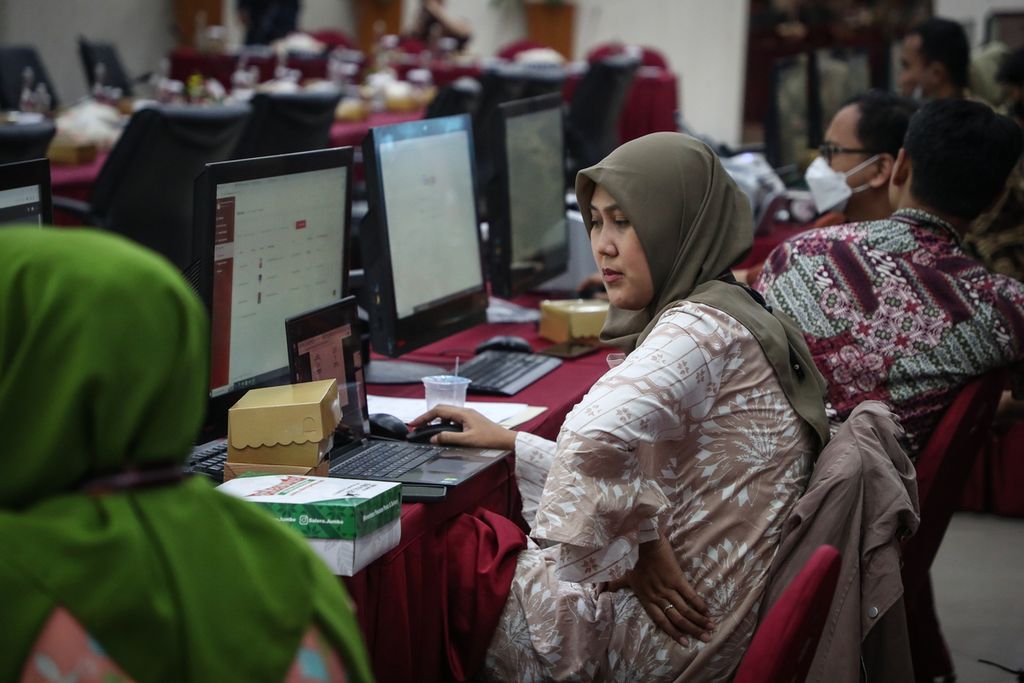 Seorang petugas bekerja menggunakan komputer di kantor KPU, Jakarta, Jumat (5/5/2023). Hingga pendaftaran hari kelima belum ada partai politik yang mendaftarkan bakal calon anggota DPR ke KPU. 