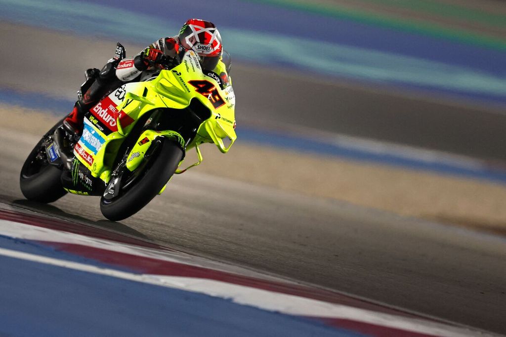 Pebalap Pertamina Enduro VR46, Fabio Di Giannantonio, memacu motornya saat balap MotoGP seri Qatar di Sirkuit Internasional Lusail, 10 Maret 2024. Diggia manargetkan finis lima besar pada balapan seri kedua di Portugal.