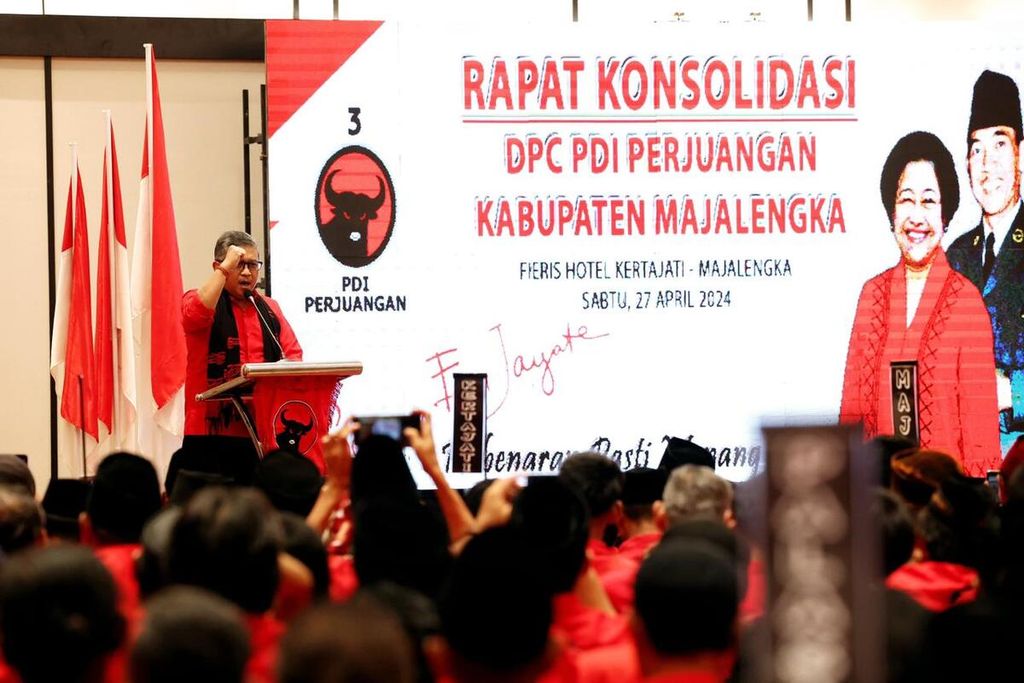  Sekretaris Jenderal PDI-P Hasto Kristiyanto saat memberikan arahan dalam rapat koordinasi yang digelar Dewan Pengurus Cabang Majalengka, Jawa Barat, Sabtu (27/4/2024).