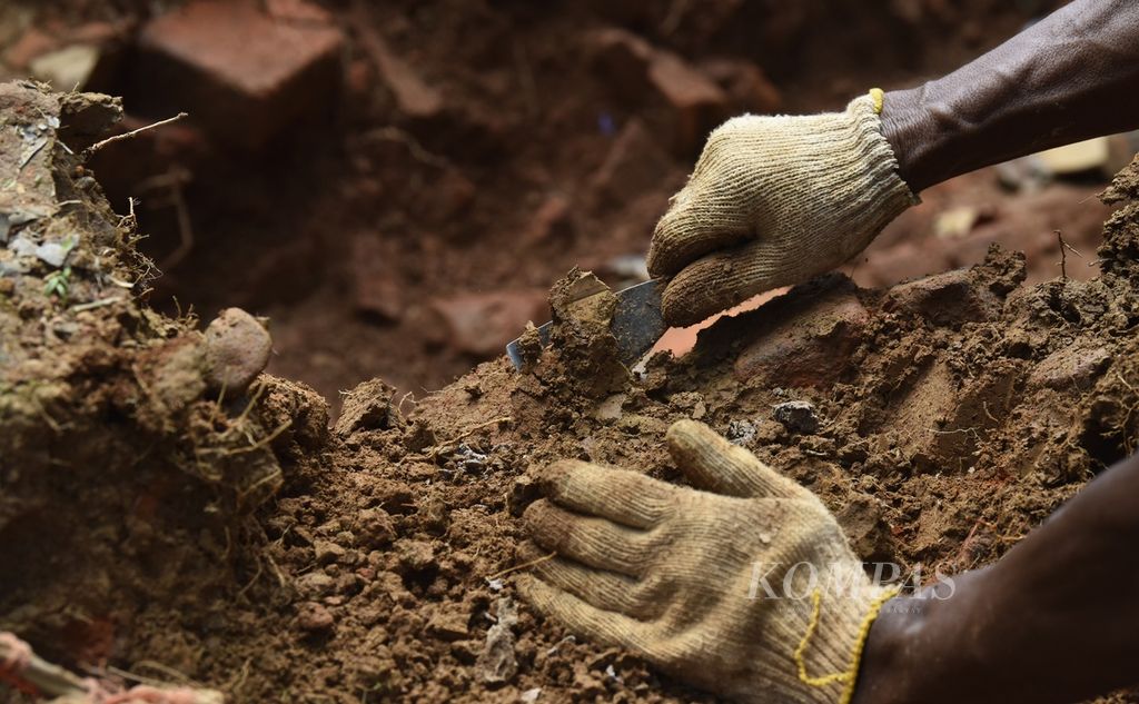 Proses penggalian struktur candi masih dilakukan di kompleks pemugaran Candi Sialang di Kawasan Cagar Budaya Nasional (KCBN) Muarajambi di Desa Kemingking Luar, Kecamatan Taman Rajo, Muaro Jambi, Jambi, Selasa (9/7/2024).