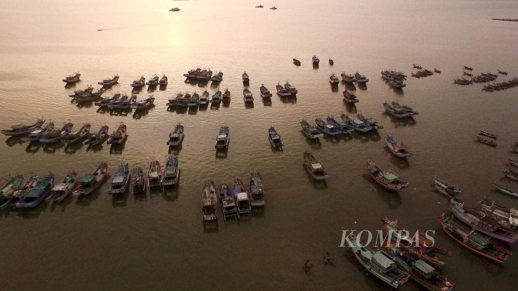 Kapal nelayan sandar di Pantai Bonang, Rembang, Jawa Tengah, Selasa (17/5/2016).