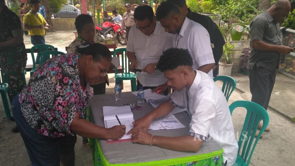 Kegiatan pemungutan suara dalam Pilgub Papua di Kota Jayapura, Rabu (27/6/2018).