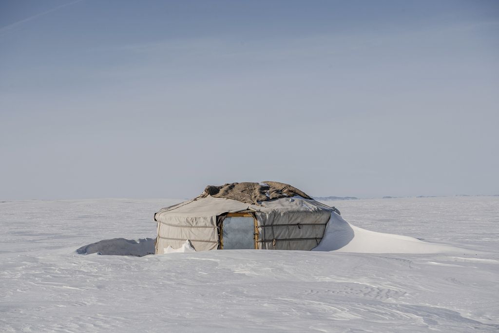 Pemandangan tenda tradisional yurt di tengah kondisi cuaca yang sangat dingin di Bayanmunkh, Provinsi Khentii, Mongolia, 22 Februari 2024. 