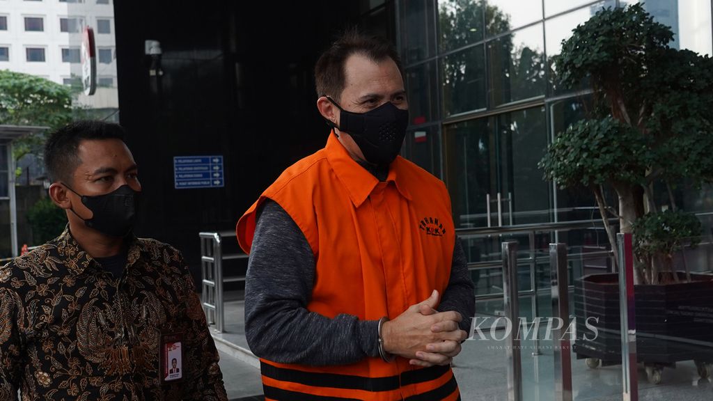 Tersangka kasus dugaan korupsi pengadaan helikopter AgustaWestland jenis AW-101, Irfan Kurnia Saleh alias Jhon Irfan Kenway, menaiki tangga untuk mengikuti pemeriksaan di Gedung Merah Putih KPK, Jakarta, Jumat (8/7/2022). 