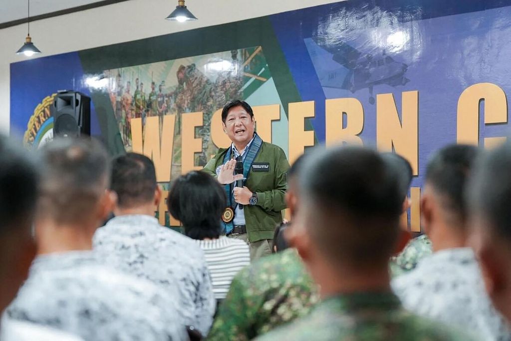 Dalam foto yang diterbitkan Kantor Komunikasi Kepresidenan Filipina memperlihatkan Presiden Filipina Ferdinand Marcos tengah berbicara kepada tentara di Markas Besar Angkatan Bersenjata Filipina di Laut China Selatan di Puerto Princess, Palawan, Minggu (23/6/2024).  