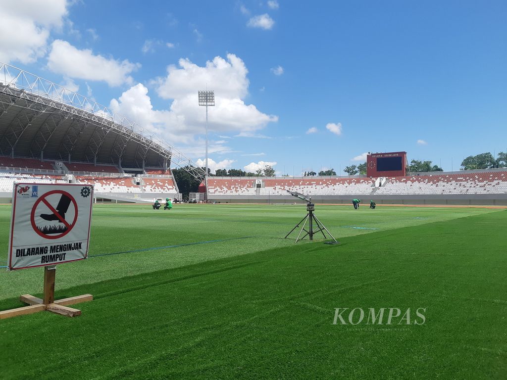 Pemeliharaan rumput di Stadion Gelora Sriwijaya Palembang, Sumatera Selatan, Sabtu (11/3/2023). Sejumlah pembenahan dilakukan agar stadion berkapasitas 23.000 penonton ini bisa memenuhi stadar FIFA.