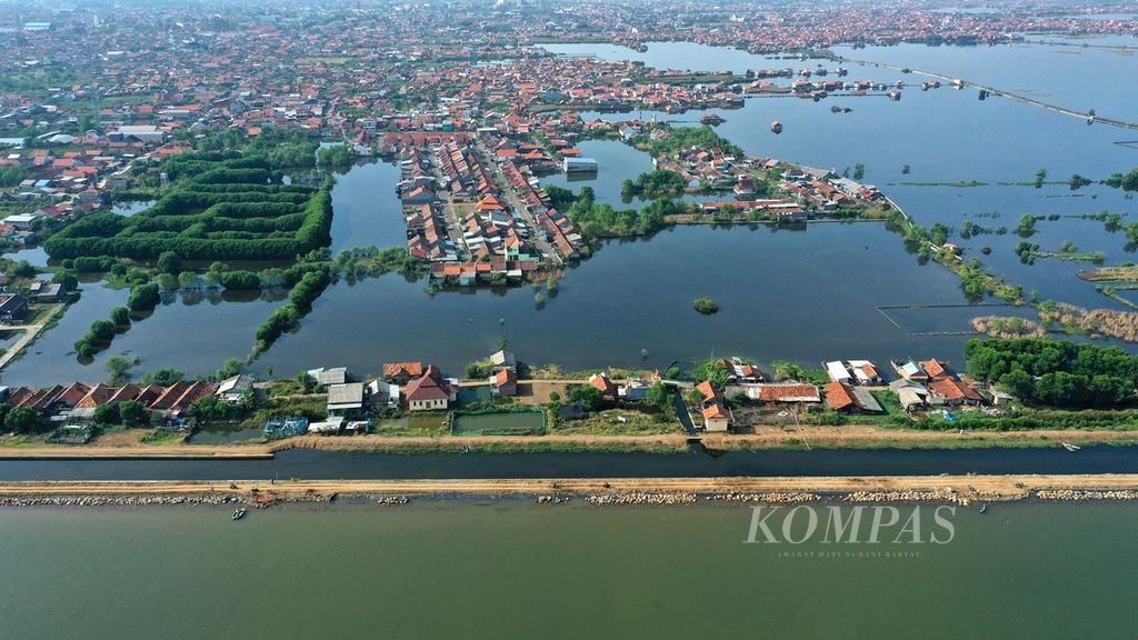 Foto udara proyek tanggul laut di Pekalongan Utara, Jawa Tengah, Selasa (20/12/2022). 